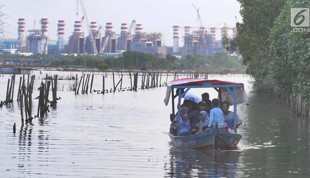 Perahu wisatawan melewati hutan mangrove di Sungai Rindu, Desa Hurip Jaya, Babelan, Bekasi, Jumat (7/6/2019). Dengan membayar perahu Rp 10 ribu per orang, wisatawan sudah bisa berkeliling sambil menikmati kopi dalam hutan mangrove. (merdeka.com/Arie Basuki)