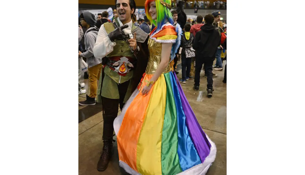 Dua orang peserta yang memakai kostum tampak berpose di festival cosplay, Sydney, Minggu (15/6/14). (AFP PHOTO/Peter Parks)