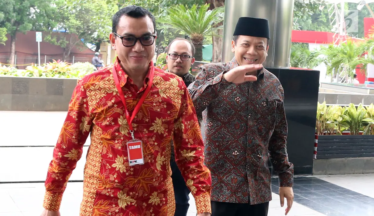 Wakil Ketua DPR Bidang Keuangan Taufik Kurniawan (kanan) tiba di Gedung KPK, Jakarta, Jumat (2/11). Taufik akan menjalani pemeriksaan oleh penyidik KPK. (Merdeka.com/Dwi Narwoko)