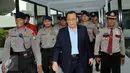 Wakil Ketua MKD, Kahar Muzakir dikawal polisi saat meninggalkan ruang sidang MKD, Jakarta, Selasa (1/12/2015). Sebelumnya Kahar kepergok keluar dari ruang Setnov sebelum sidang digelar. (Liputan6.com/Johan Tallo)