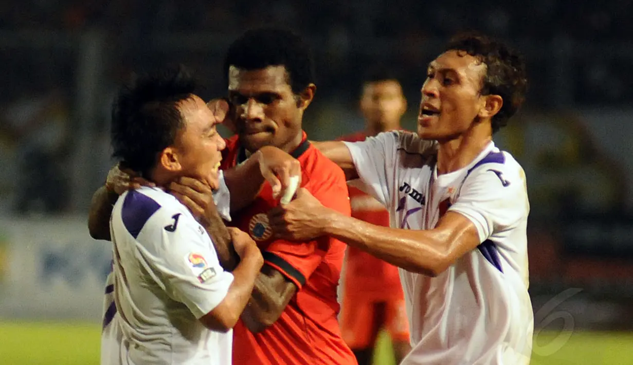 Tanpa diduga, Victor Pae (Persija) mencekik Rendi Irawan (Persik). Beruntung aksi pencekikan tersebut sempat diredam oleh Rendy Saputra, (30/5/2014). (Liputan6.com/Helmi Fithriansyah)
