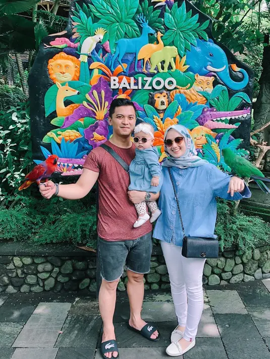 Melalui akun Instagramnya, Anesstesia Ayu dan keluarga kecilnya sering menghabiskan waktu liburan bersama. Ayu pernah mengunjungi kebun binatang di Bali. (Liputan6.com/IG/@anesstesiaayu)
