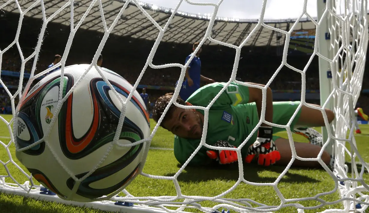 Yunani tak berdaya saat berlaga melawan Kolombia di penyisihan Piala Dunia 2014 Grup C di Belo Horizonte, Brasil, (14/6/2014). (REUTERS/Paulo Whitaker) 
