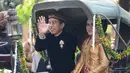 Dengan Kereta Kencana, rombongan keluarga besar Presiden Joko Widodo saat itu hendak menuju ke lokasi pernikahan Kahiyang dan Bobby di Graha Saba Buana. Lambaian tangan dan senyuman terus diberikan Jokowi. (Adrian Putra/Bintang.com)