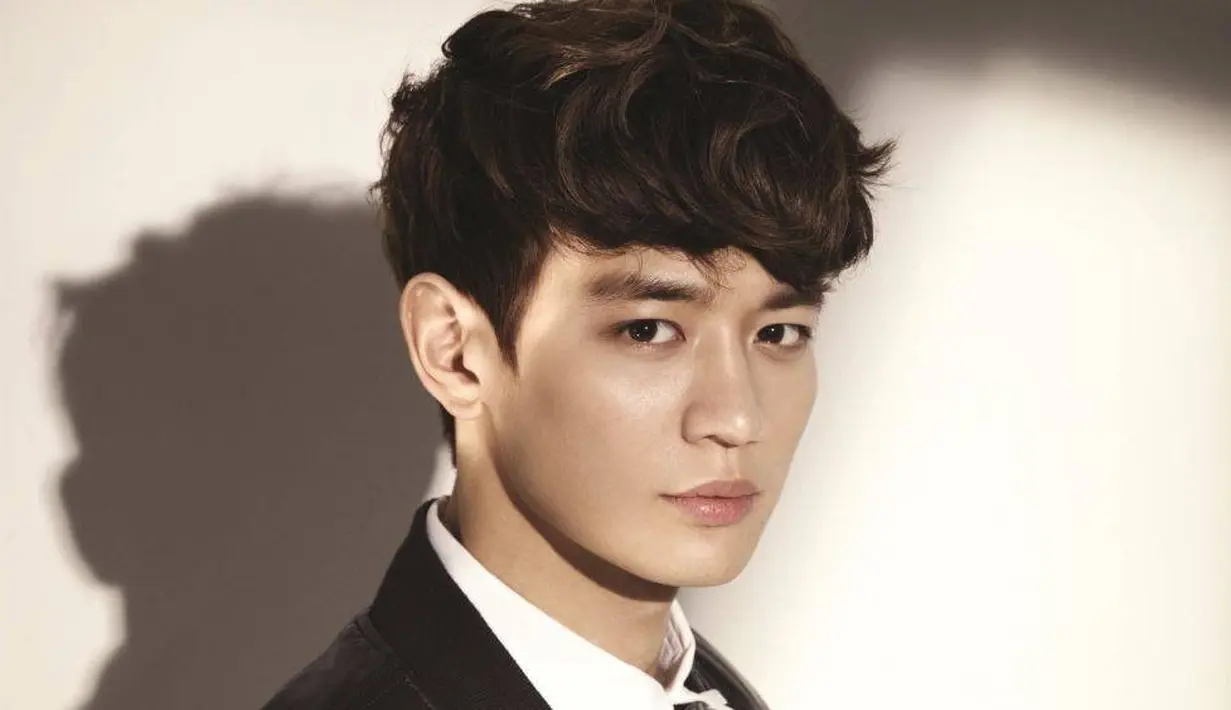 "Sehari sesudahnya, kami pun harus menjalani adegan action, tapi Minho SHINEe terlihat baik-baik saja. Kami tak tahu apa yang terjadi sebenarnya, tapi ia menyapa kami dengan normal," tutup Lee Seung Gi. (Foto: Allkpop.com)