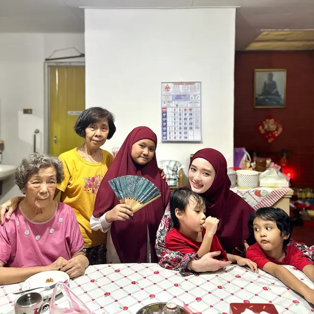 7 Potret Inara Rusli Rayakan Imlek, Tampil Menawan dengan Hijab Merah