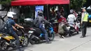 Sebagai informasi, aturan uji emisi kendaraan wajib dipatuhi pemilik kendaraan bermotor (terutama di Jakarta untuk usia lebih dari 3 tahun). Tampak dalam foto, antrean motor yang akan melakukan pengukuran gas buang saat operasi uji emisi di Pintu Keluar Terminal Blok M, Jakarta, Kamis (9/4/2026). (Kapanlagi.com/Budy Santoso)