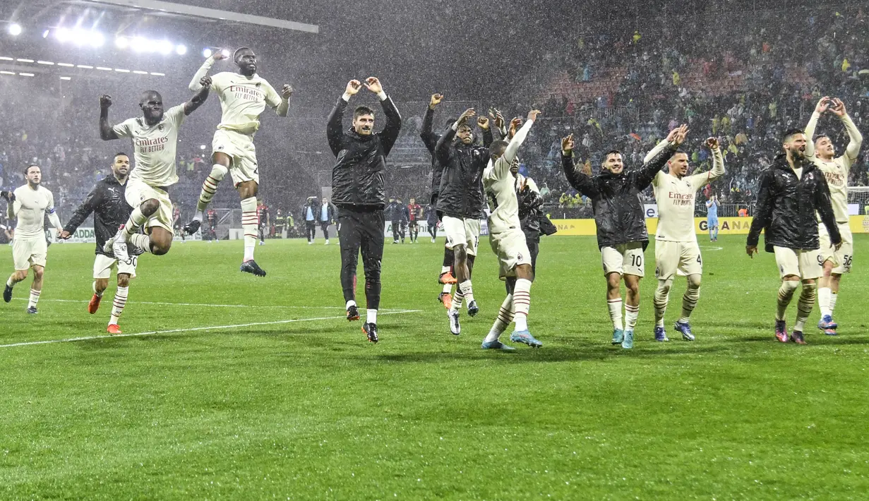 Para pemain AC Milan merayakan kemenangan atas Cagliari usai pertandingan lanjutan Liga Serie A Italia di Sardegna Arena di Cagliari, Italia, Minggu (20/3/2022). Dengan kemenangan ini, AC Milan kokoh di puncak klasemen dengan 66 poin. (AFP/Alberto Pizzoli)