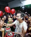 Rizky Nazar kini tengah berbahagia karena tepat di hari ini, Rabu (7/3/2018), ia genap berusia 22 tahun. Tengah malam, tepat pukul 00.00 WIB, Rizky mendapat kejutan dari orang-orang terdekatnya.  (Bambang E.Ros/Bintang.com)