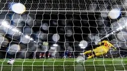 Pemain Chelsea, Cole Palmer, mencetak gol penalti ke gawang Manchester United pada laga pekan ke-31 Liga Inggris di Stadion Stamford Bridge, Jumat (5/4/2024). Cole Palmer mencetak hattrick dan memastikan timnya berbalik unggul atas MU. (AFP/Glyn Kirk)