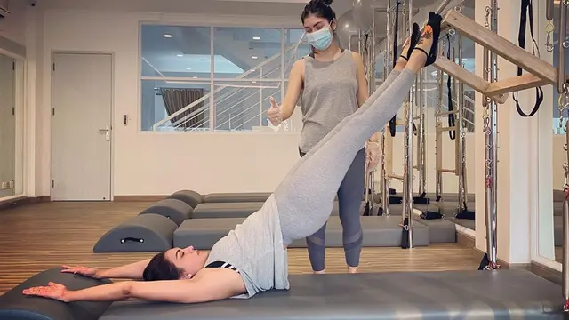 Potret 6 Seleb Wanita saat Pilates, Gayanya Curi Perhatian