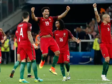 Para pemain timnas Portugal melakukan selebrasi usai menang atas Polandia dalam laga babak perempat final Piala Eropa di Stade Velodrome, Perancis, (1/7). Portugal melaju ke Semifinal usai menang adu penalti dengan skor 5-3. (REUTERS /Christian Hartmann)