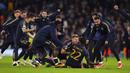 Para pemain Real Madrid merayakan gol penentu yang dicetak Antonio Rudiger ke gawang Manchester City saat adu tendangan penalti pada laga leg kedua perempatfinal Liga Champions 2023/2024 di Etihad Stadium, Manchester, Rabu (18/4/2024). Real Madrid menang 4-3 dalam adu penalti dan lolos ke semifinal. (PA via AP Photo/Mike Egerton)