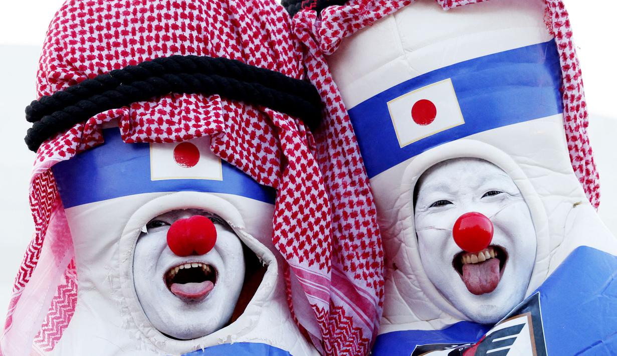 Suporter Jepang saat menyaksikan pertandingan melawan Kroasia pada laga 16 besar Piala Dunia 2022 di Stadion Al-Janoub, Senin (5/12/2022). (AFP/Adrian Dennis)