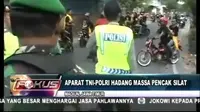 Aparat kepolisian di Madiun,Jawa Timur terpaksa menghadang massa salah satu perguruan pencak silat terbesar  yang ingin masuk ke Madiun.