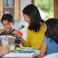 Sempatkan waktu makan bersama keluarga, besar manfaatnya untuk anak hingga dewasa. (Foto: Huffington Post)