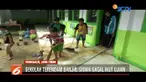 Siswa SD di Trenggalek ini gagal ikuti ujian tengah semester, lantaran sekolah mereka kotor oleh sisa lumpur akibat diterjang banjir.
