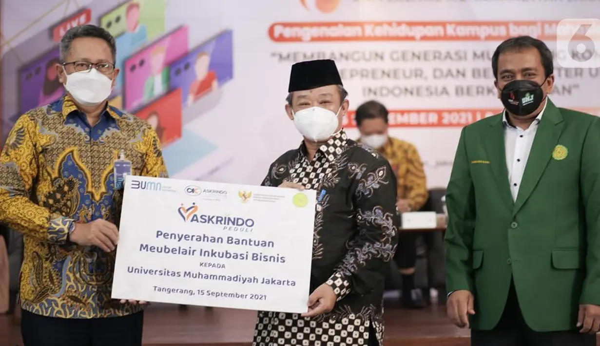 Direktur Operasional PT Askrindo, Erwan Djoko Hermawan (kiri) secara simbolis memberikan bantuan CSR berupa meubelair set untuk Universitas Muhammadiah Jakarta (UMJ) kepada Ketua Badan Pengurus Harian Abdul Mu’ti disaksikan Rektor UMJ di kampus UMJ, Rabu (15/09/2021). (Liputan6.com/HO/Iqbal)