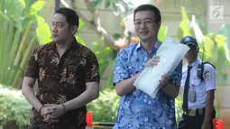 Dua terdakwa, bos Forex Surabaya Hary Suwanda (kanan) dan rekannya Raywond Rawung tiba untuk menjalani pemeriksaan di Gedung KPK, Jakarta, Kamis (11/7/2019). Kedua diperiksa sebagai saksi untuk keperluan penyidikan kasus suap terkait penanganan perkara di PN Jakarta Barat. (merdeka.com/Dwi Narwoko)