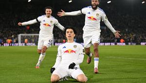 Pemain Leeds United, Ao Tanaka melakukan selebrasi setelah mencetak gol debutnya di tim dalam laga lanjutan Liga Inggris 2025/2026 melawan Chelsea di Elland Road, Leeds, Inggris, Rabu (03/12/2025). (AFP/Oli Scarff)