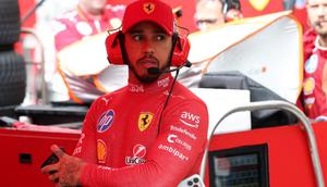 Pembalap Ferrari asal Inggris, Lewis Hamilton, terlihat setelah bendera merah dikibarkan akibat jarak pandang yang buruk, sehingga menunda dimulainya Grand Prix Formula Satu Belgia di sirkuit Spa-Francorchamps, Spa, pada 27 Juli 2025. (YVES HERMAN/POOL/AFP)