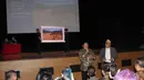 Lewat, lukisan berjudul 'God's Day', yang ditorehkan di atas kanvas berukuran 130 x 80 cm, SBY mencurahkan imajinasinya saat banjir bandang melanda Sumatra. Tampak dalam foto, Presiden ke-6 Republik Indonesia, Susilo Bambang Yudhoyono (SBY) didampingi Raden Rizki Mulyawan Kartanegara Hayang Denda Kusuma atau yang lebih dikenal dengan Dik Doank (kanan) saat mengikuti kegiatan Pameran Seni Rupa dan Lelang Lukisan di Teater Kecil, Taman Ismail Marzuki (TIM), Jakarta, Selasa (23/12/2025). (merdeka.com/magang/Rendi Saputra)
