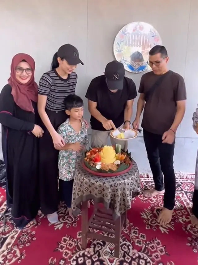 Tyas Mirasih di peternakan ayam suaminya (Instagram/tyasmirasih)