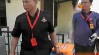 Polisi geledah kontrakan yang dijadikan tersangka pemalsu kartu BPJS di Cimahi.