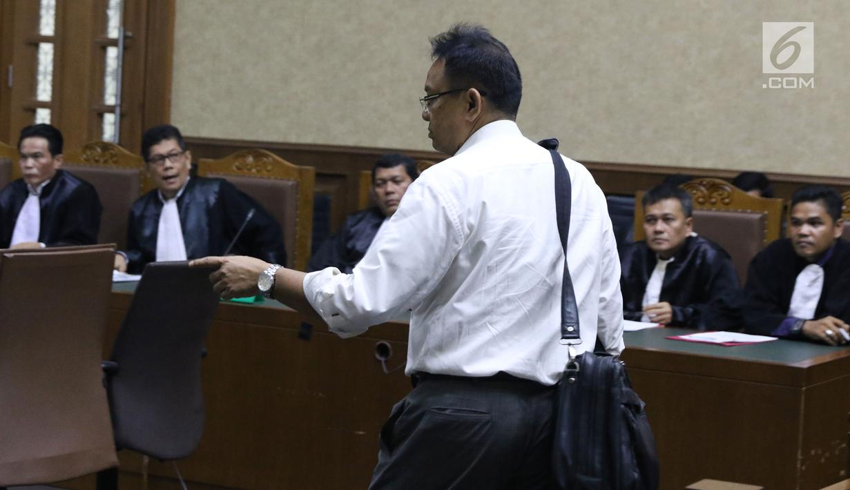 Terdakwa suap DPRD Sumut Tahan Manahan bersiap menjalani sidang di Pengadilan Tipikor, Jakarta, Kamis (27/12). Tahan Manahan bersama enam lainnya didakwa menerima suap dari Gatot Pujo Nugroho saat menjabat Gubernur Sumut. (Liputan6.com/Helmi Fithriansyah)