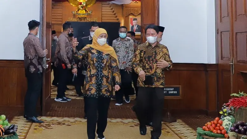 Gubernur Jatim Khofifah bertemu Dirjen Penyelenggaraan Haji dan Umroh (PHU) Kemenag Hilman Latief. (Dian Kurniawan/Liputan6.com).