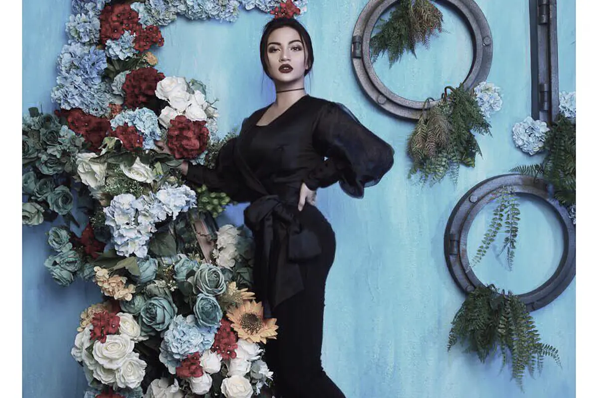 [Bintang] Seksi Elegan, Ini 8 Gaya Ariel Tatum Saat Pakai Busana Hitam