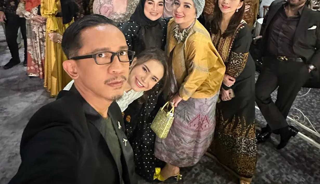 "Hari minggu,,,hari libur,,,hari waktunya bertemu dan bersilaturahmi teman2 lama dan para sahabat di acara kondangan," tulis Aming yang tampak makin gagah menghadiri undangan. Hadir juga penyanyi Rossa dan Viona Rosalina. [Instagram/amingisback]