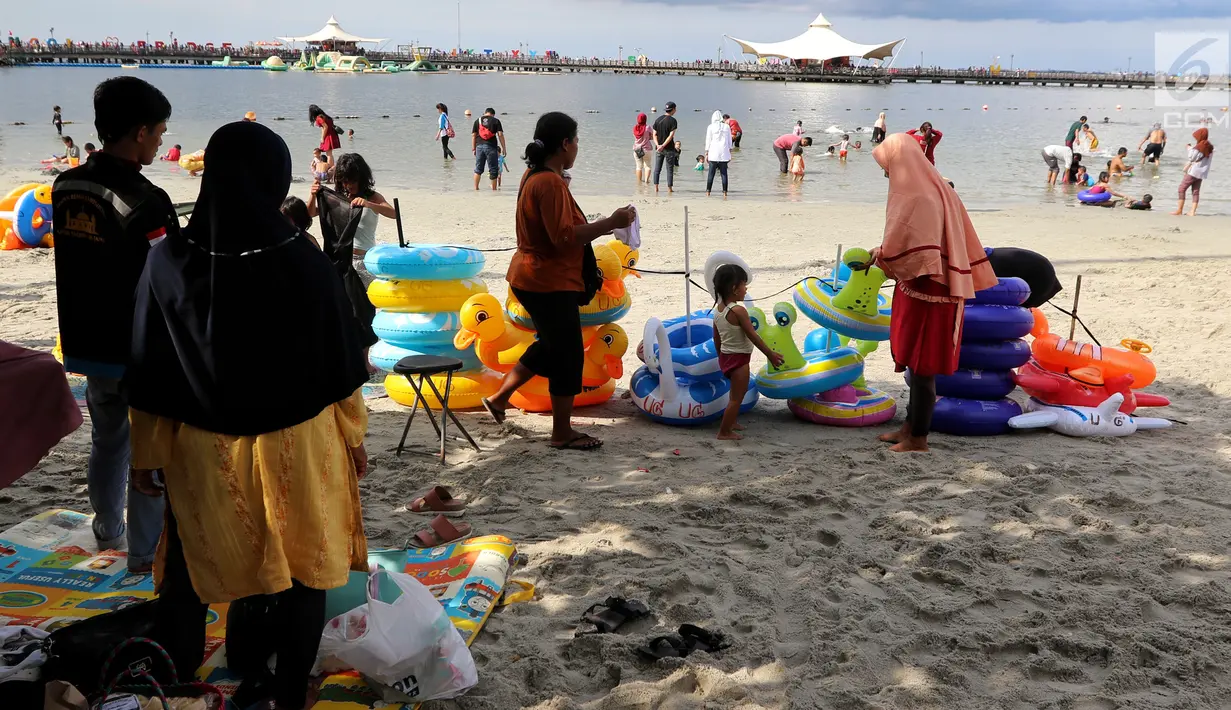 Sejumlah pengunjung bermain di pantai  Ancol, Jakarta, Selasa (5/2). Libur Tahun Baru Imlek 2570 ancol masih menjadi tempat wisata pilihan untuk warga Jakarta dan sekitarnya. (Liputan6.com/Johan Tallo)