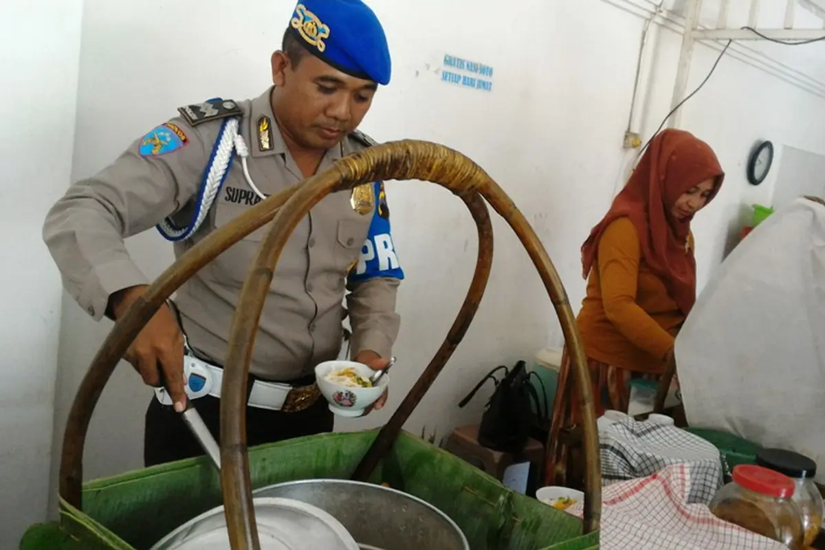 Sedekah Tiap Jumat, Polisi Ini Bagi Soto Gratis ke Masyarakat