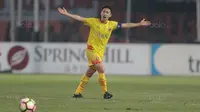 Pemain Bhayangkara FC, Lee Yoo-joon melakukan protes kepada wasit saat melawan Persija Jakarta pada lanjutan Liga 1 2017 di Stadion Patriot Bekasi, Sabtu (12/11/2017). Bhayangkara kalah dari Persija 1-2. (Bola.com/Nicklas Hanoatubun)
