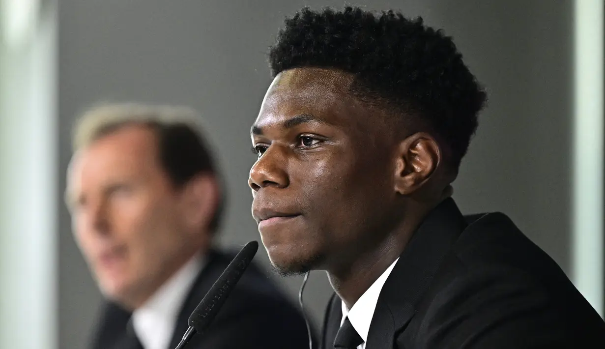 Gelandang Prancis Aurelien Tchouameni mengadakan konferensi pers selama perkenalan resminya sebagai pemain baru Real Madrid CF di Ciudad Real Madrid di Valdebebas, Selasa (14/6/2022). Madrid dikabarkan menebus Tchouameni dari AS Monaco dengan biaya sekitar 80 juta euro dan dikontrak selama enam tahun. (JAVIER SORIANO / AFP)