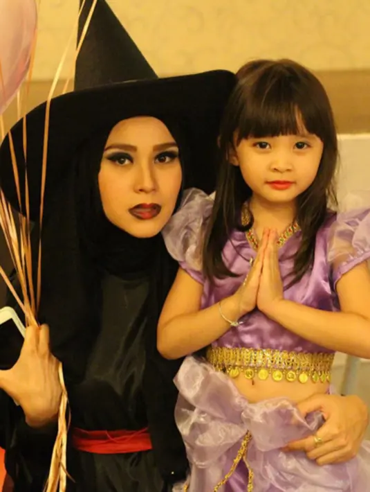 Zaskia pernah menjadi seorang presenter ‘Go Girls’ bersama Sandy Aulia.  (via instagram@zaskiadyamecca/Bintang.com)