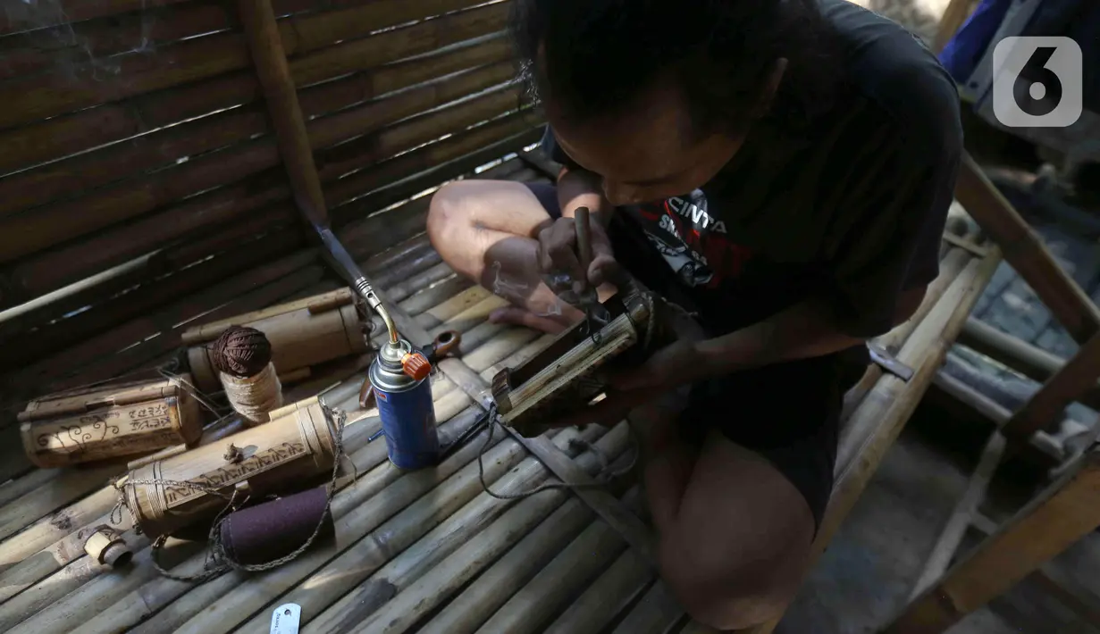 Perajin membuat kerajinan tas dari limbah bambu di Grand Depok City, Depok, Jawa Barat, Kamis (2/6/2022). Kerajinan berbahan dasar limbah bambu dijual dengan harga Rp 100 ribu - Rp 300 ribu per buah tergantung tingkat kesulitan. (Liputan6.com/Herman Zakharia)