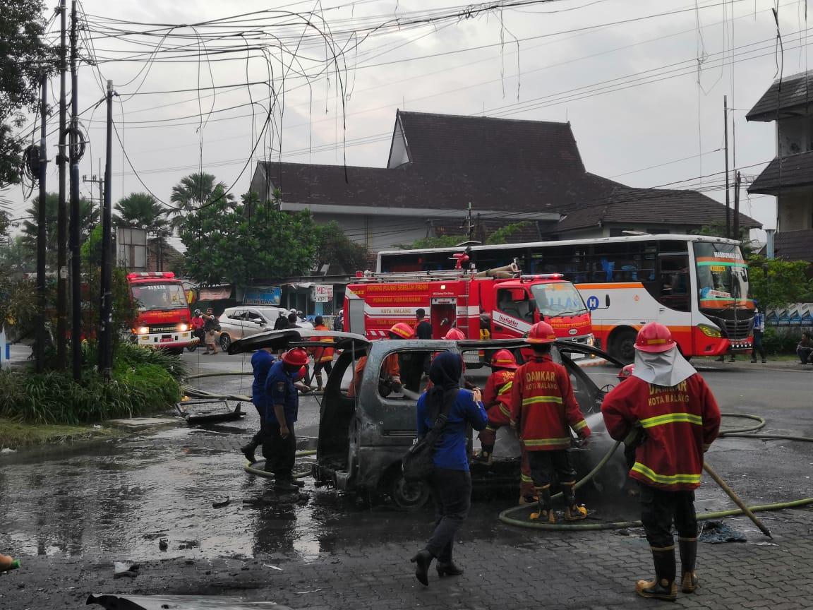 Daihatsu Esspas terbakar di jalan Panji Suroso Kota Malang, Rabu (13/2/2019) (Dwi Zain for Otosia.com)