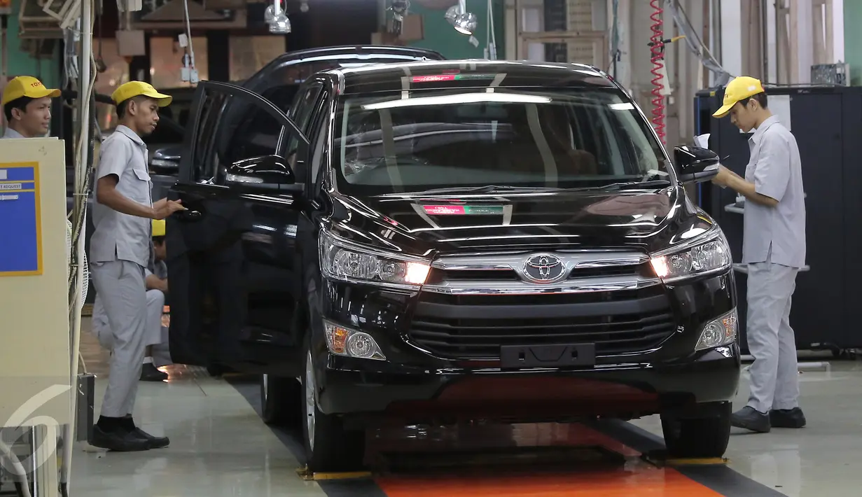 Foto yang diambil pada 16 November 2015 menunjukan pekerja tengah melakukan pengecekan pada mobil All News Kijang Innova yang selesai dirakit di Pabrik TMMIN Karawang. (Liputan6.com/Angga Yuniar)