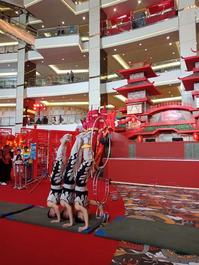 Rayakan Tahun Baru Imlek dengan Menyaksikan Akrobat Asal Cina