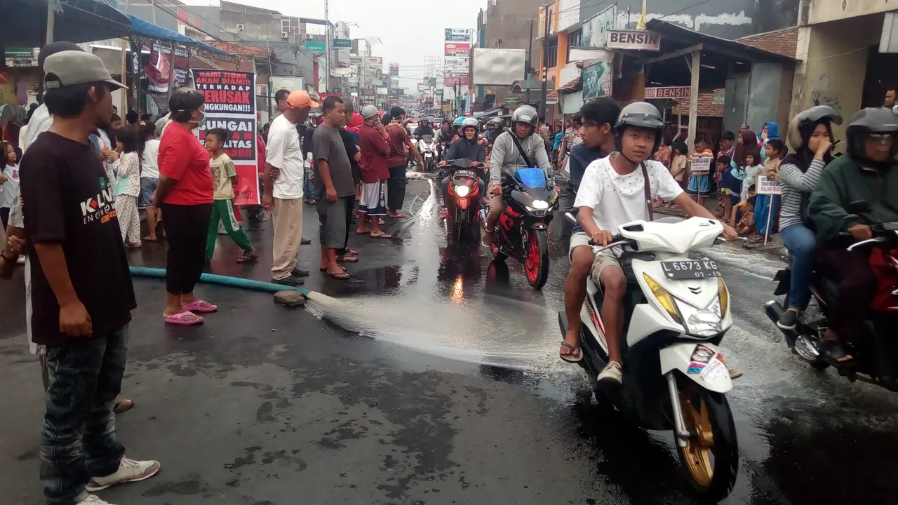 Limbah cair pengolahan limbah kulit Sukaregang dibuang ke jalan raya