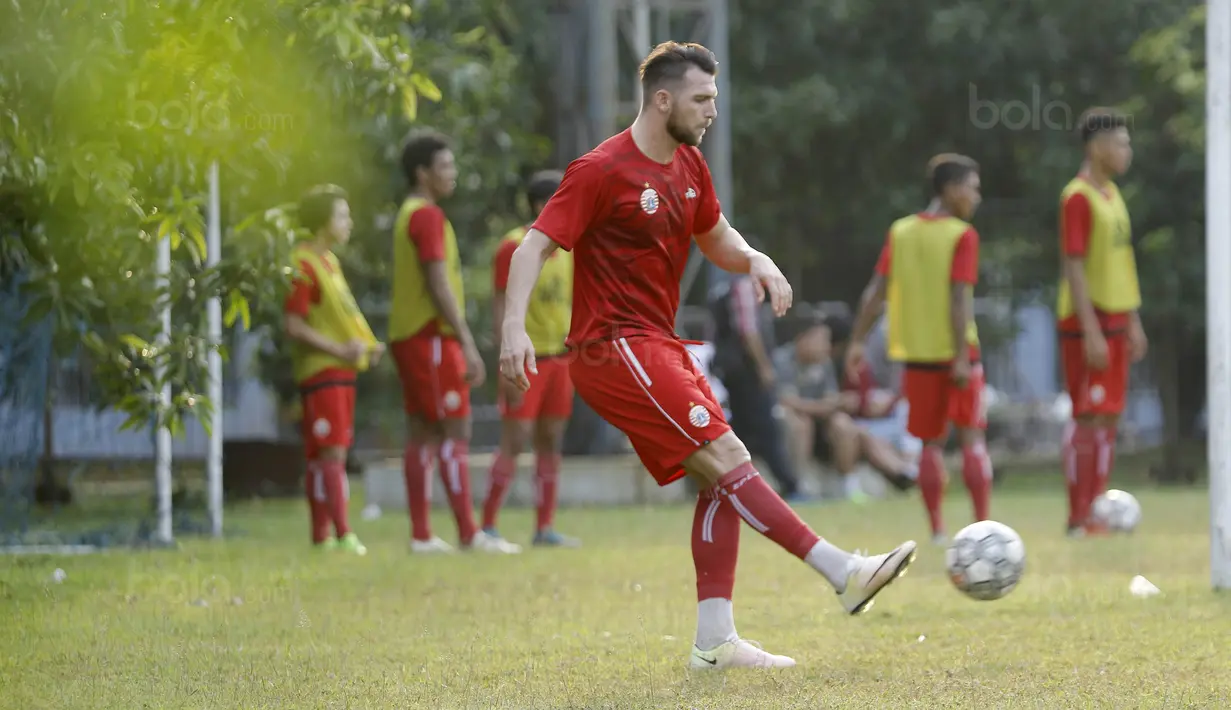Pemain baru Persija, Marko Simic, saat mengikuti sesi latihan di Lapangan Sutasoma Halim, Jakarta, Jumat (29/12/2017). Striker asal Kroasia itu dikontrak Macan Kemayoran selama dua musim ke depan. (Bola.com/M Iqbal Ichsan)