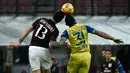 Bek AC Milan, Alessio Romagnoli (kiri) berebut bola udara dengan penyerang Chievo, Sergio Pellissier pada laga serie A di stadion San Siro, Italia (28/10/2015). AC Milan menang atas Chievo dengan skor 1-0. (AFP PHOTO/OLIVIER MORIN)