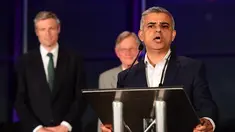 Walikota London terpilih Sadiq Khan saat memberikan pidato usai kemenangan pemilu oleh dirinya di Balai Kota London, Inggris, (7/5). Kandidat dari kubu Buruh ini mengalahkan rival terdekatnya dari kubu Konservatif, Zac Goldsmith. (Leon Neal/AFP)