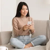 Ilustrasi wanita transaksi digital melalui smartphone. (©Shutterstock)