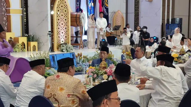 Ketua Umum Partai Golkar Airlangga Hartarto dan politikus senior Golkar Jusuf Kalla bertemu di Acara Buka Puasa Bersama di NasDem Tower