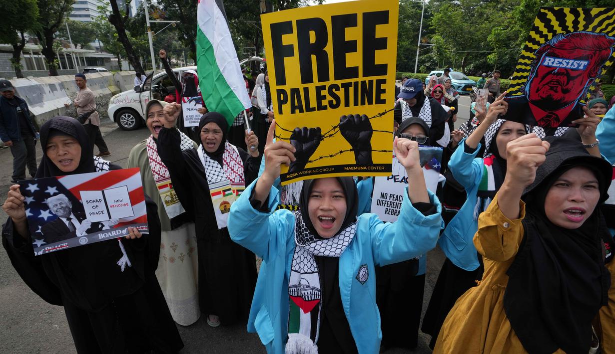 Aktivis Muslim mengangkat poster dan meneriakkan slogan-slogan selama unjuk rasa dukungan untuk warga Palestina di Gaza, di depan Kedutaan Besar Amerika Serikat, Jakarta, Jumat 13 Februari 2026. Puluhan orang berunjuk rasa di depan Kedutaan Besar Amerika Serikat (AS), Jakarta, Jumat 13 Februari 2026. (AP Photo/Achmad Ibrahim)