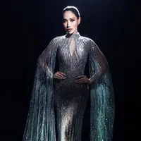 Laksmi DeNeefe tampil memukau dengan gaun malam yang terinspirasi dari air terjun Bali (instagram/laksmideneefe)