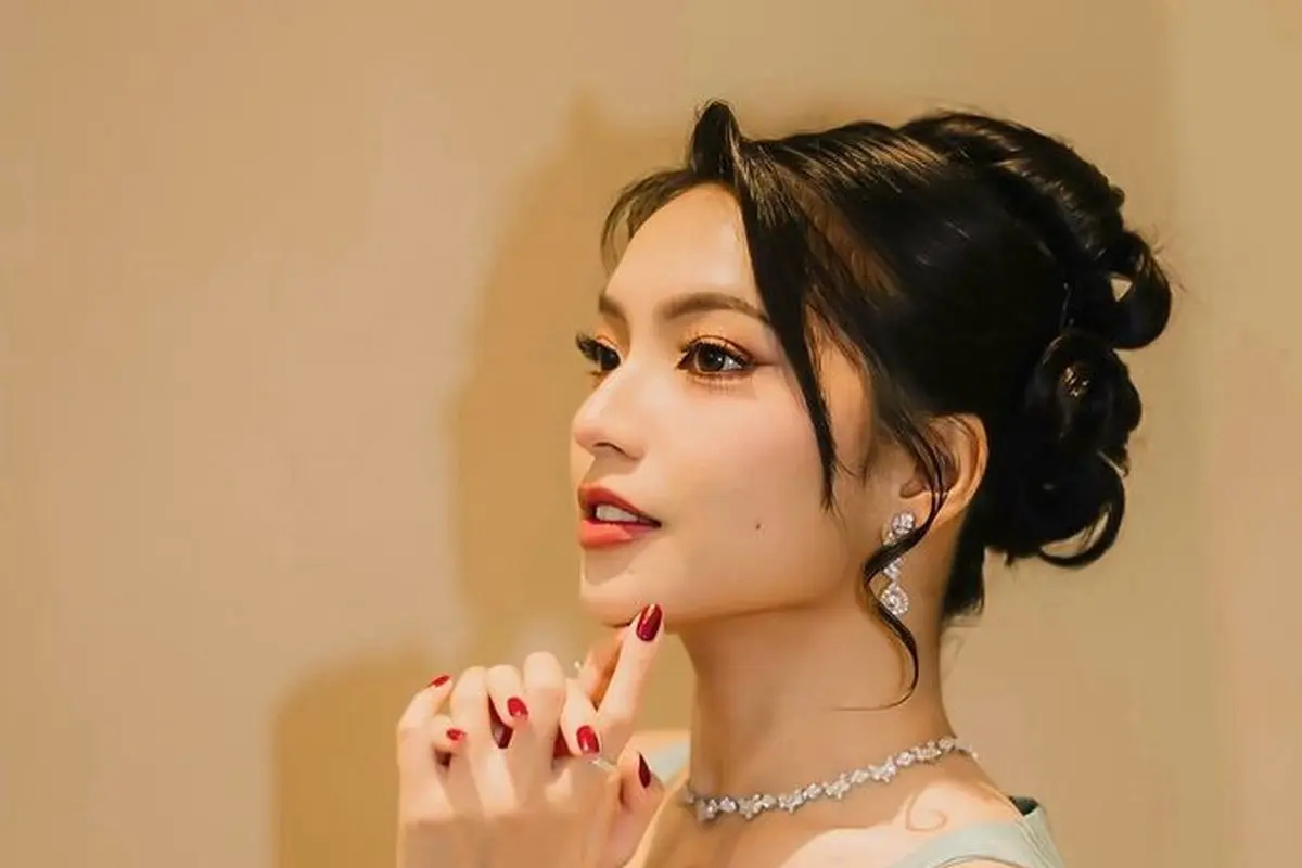 Pesona Gracia JKT48 Hadir di Gala Premier Hidup Ini Terlalu Banyak Kamu